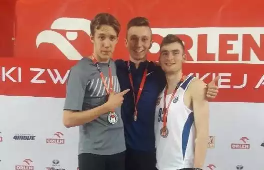 Lekkoatletyka. Adam Masaczyński z KKL Kielce po świetnie rozegranym taktycznie biegu zdobył złoty medal Halowych Mistrzostw Polski Juniorów w Toruniu na 1500 metrów.To był bardzo mądry bieg zawodnika trenowanego przez Krzysztofa Jóźwika. Początkowo biegł na trzecim miejscu, później przesunął się na drugą pozycję, a dzięki znakomitemu finiszowi wyszedł na pierwsze miejsce i zapewnił sobie złoty medal. Wyprzedził Mateusza Kuchmana z Bytomia. Adam Masaczyński, lekkoatletka pochodzący z Tumlina, uzyskał czas 4.06,54. - Bardzo się cieszę z tego medalu, tym bardziej, że po raz pierwszy startowałem na tym dystansie w hali. Taktyka była taka, żeby trzymać się czołówki, a później zaatakować. Finisz był udany, super, że dał mi złoty medal - z zadowoleniem mówił nam w niedzielę Adam Masaczyński. Przed nim kolejne ważne starty. Wszystko wskazuje na to, że w najbliższy weekend z kadrą narodową weźmie udział w zawodach w Mińsku. Jeśli chodzi o starty innych świętokrzyskich lekkoatletów, to jak informuje strona www.la.kielce.com.pl  dobrze wypadła Julia Szydłowska z Żaczka Połaniec, córka trenera Sławomira Szydłowskiego. Uplasowała się na szóstym miejscu w biegu na 1000 metrów  z rekordem życiowym 3.02,41. Ósmy w skoku o tyczce był natomiast junior młodszy Nikodem Pochopień z KK Kielce, który pokonał wysokość 3,95  metra.Rekord życiowy na 600 metrów ustanowił  junior młodszy Jakub Wrzałek z Żaczka Połaniec, ale wynik 1.29,93 wystarczył na zajęcie 28. miejsca w  eliminacjach. W finale biegu na 60 metrów  przez płotki szósta była Anna Skowronek z KKL - 8.87.  Trzecie miejsce w finale biegu na 60 metrów z czasem 7,85 sekundy zajęła Natalia Żywczyk, która do ubiegłego roku była zawodniczką Czwórki Ostrowiec Świętokrzyski. Od tego roku, jak informuje portal www.la.kielce.com.pl reprezentuje już jednak Wisłę Puławy i dla tego klubu zdobyła swój pierwszy w karierze medal mistrzostw Polski. (dor)