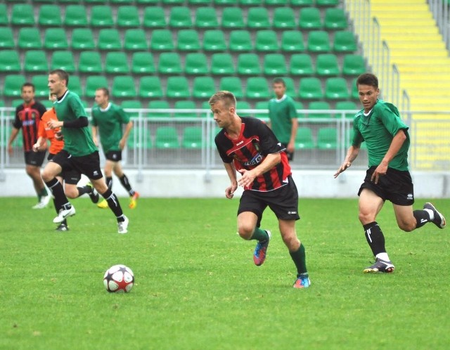 Piłkarze Stali Stalowa Wola (z piłką Mateusz Kantor) pokonali w sparingu Wisłę Sandomierz.