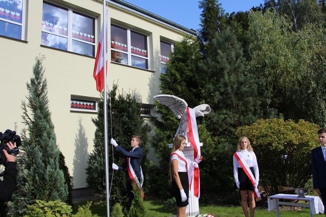 Publiczna Szkoła Podstawowa we Wrzosie ma swojego patrona - Orła Białego. Pomnik został odsłonięty przed szkołą.