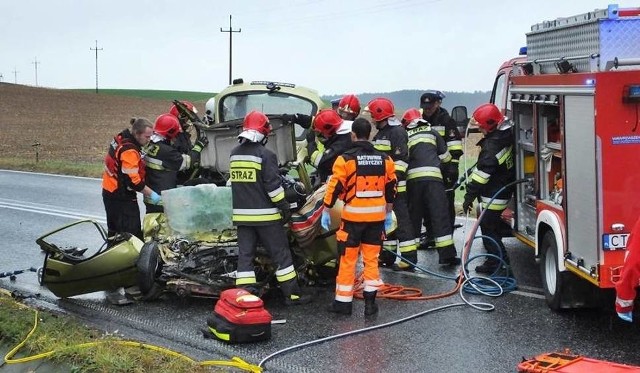 Wczoraj przed godz. 10 w miejscowości Wieszki, powiat nakielski, opel corsa zderzył się z nadjeżdżającą z przeciwka ciężarówką. Zginęli 21-letni kierujący oplem i 17-letnia pasażerka