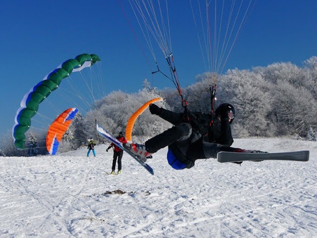 Snowgliding to nietypowa odmiana narciarstwa. Został wynaleziona, nie na stokach alpejskich lub w Skandynawii, lecz w polskich Bieszczadach.