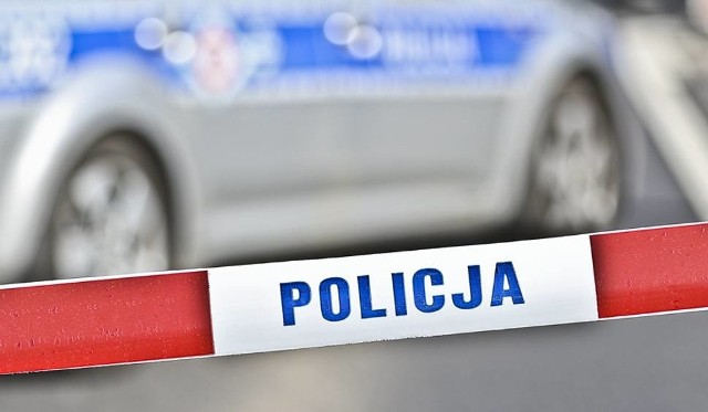 Kobieta została znaleziona przez policjanta przewodnika z psem około 4 kilometrów od miejsca zamieszkania w zaroślach na polu