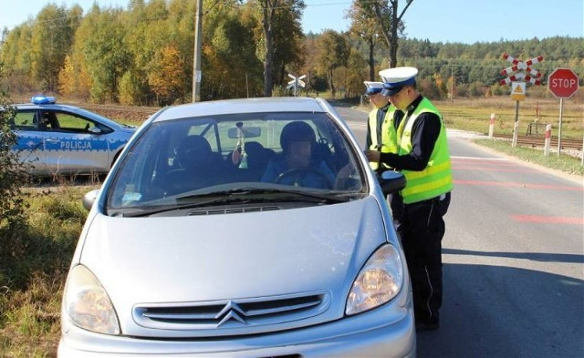 Policjanci sprawdzali, jak zachowują się kierowcy na przejeździe kolejowym. Znamy ich opinie (zdjęcia)