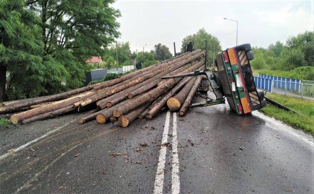 W Kętach, na ulicy Krakowskiej, w ciągu DK 52, samochód ciężarowy wiozący bale z drzewem, zablokował drogę.