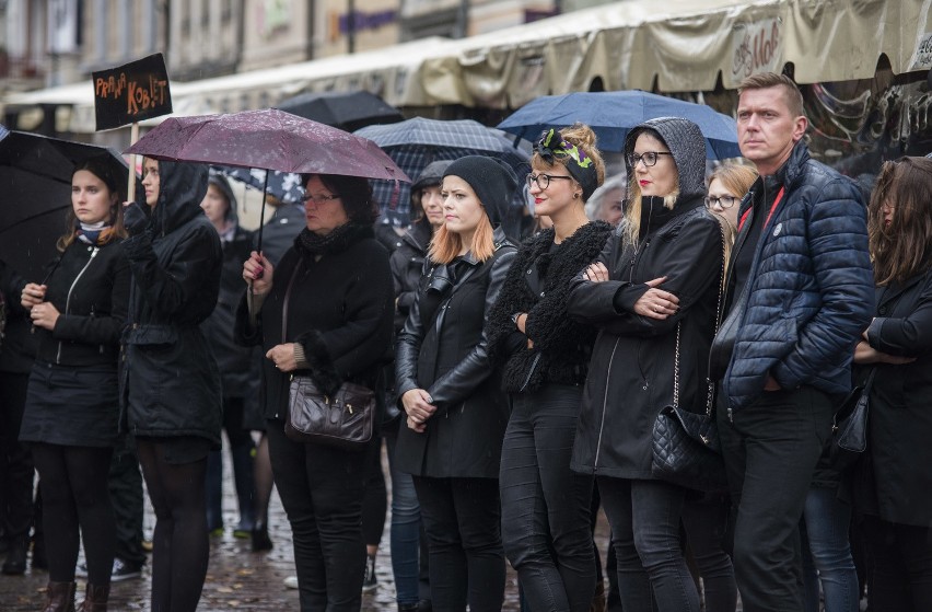 Strajk kobiet i czarny protest na Rynku Staromiejskim w Toruniu
