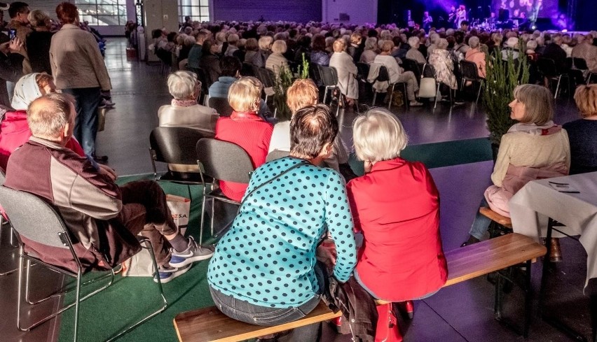 Oszuści sprzedali seniorce garnki, szybkowar, noże za potrójną cenę. A do tego wciągnęli w kredyt bankowy 