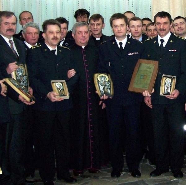 Kazimierski dziekan, ksiądz Janusz Mularz (w pierwszym rzędzie, w środku) podziękował strażakom, którzy uratowali mu życie.