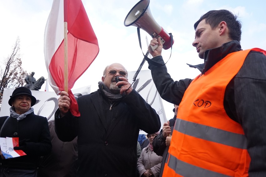 Manifestacja w obronie demokracji na placu Litewskim w...