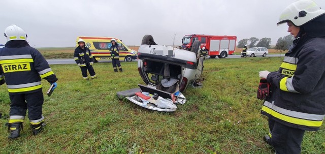 W środę (2.09.2020) na drodze krajowej nr 25 (Buszkowo-Nowy Dwór) dachowało auto. Służby ratunkowe dostały wezwanie o godzinie 17.30. Na miejsce wysłano straż pożarną, pogotowie oraz policję. Jak informują strażacy, kierowca został zabrany na badania do szpitala. W akcji brały udział OSP KSRG Koronowo, OSP KSRG Mąkowarsko, JRG-3 Bydgoszcz, ZRM Koronowo i policja. Działania strażaków polegały na zabezpieczeniu miejsca zdarzenia oraz auta. Policja ustala przyczyny zdarzenia.Więcej zdjęć od OSP KSRG Koronowo na następnych stronach