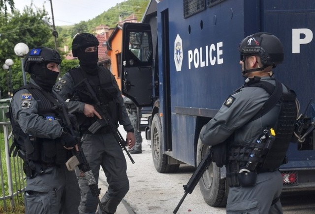 Kosowscy policjanci zabezpieczają teren w pobliżu budynku miejskiego w Zvecan.