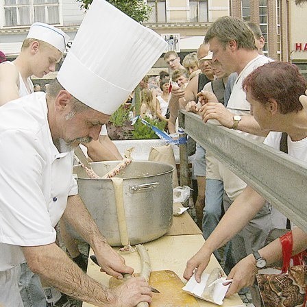 W maju na obchodach tysiąclecia Ziemi Żarskiej kucharze przygotowali na żarskim Rynku tysiącmetrową kiszkę ziemniaczaną, którą potem częstowali mieszkańców