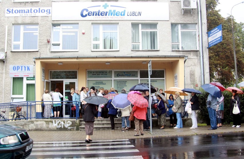 Przychodnia przy ul. Weteranów: Długa kolejka pacjentów, bo ruszyły zapisy do specjalistów