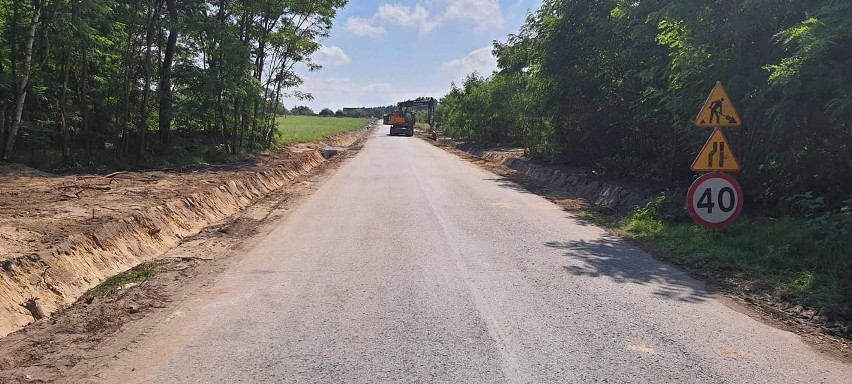 Na drodze w Jasionnie w gminie Białobrzegi budowane są rowy,...
