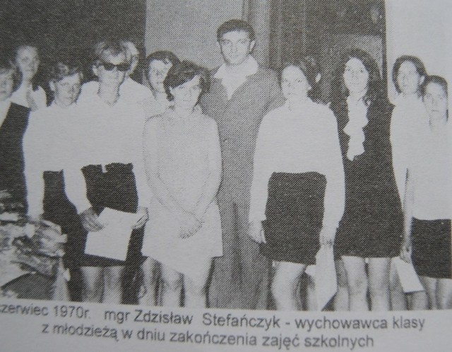 Czerwiec 1970 roku. Zdzisław Stefańczyk - wychowawca klasy - z młodzieżą w dniu zakończenia zajęć szkolnych.