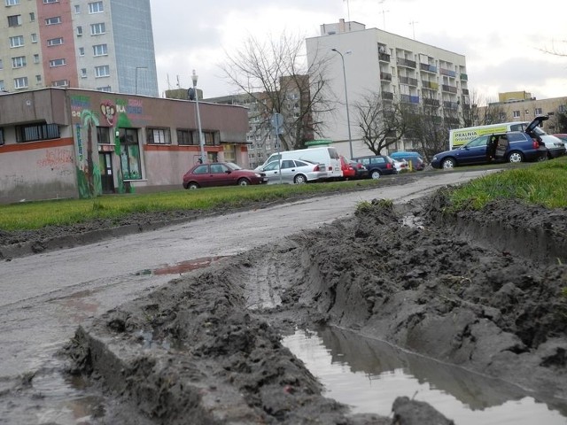 Błoto zalewa chodnik, bo trawnik jest wciąż rozjeżdżany.