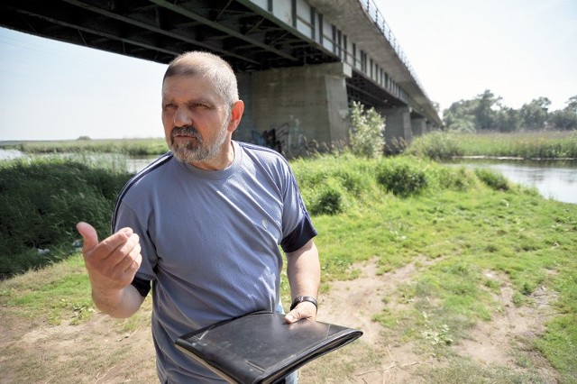 Postawiliśmy na swoim. Drogowcy nawet nie spodziewali się, że tyle osób zaangażuje się, by powstała tu kładka zastępcza - cieszy się Piotr Herman, sołtys wsi Bokiny. A to oznacza, że na czas przebudowy starego mostu, mieszkańcy nie będą musieli jeździć do Białegostoku przez Łapy.  To znacznie wydłużyłoby trasę.