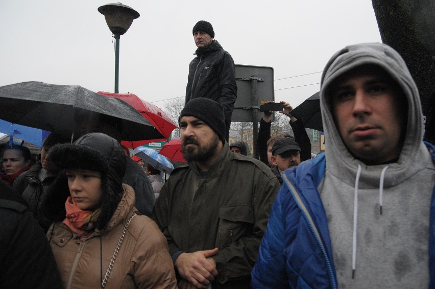 Górnicy, ich rodziny i pracownice kopalni protestują przed...