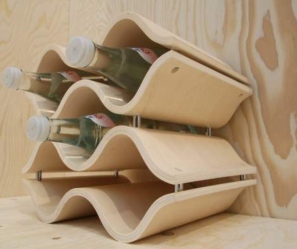 Stojak na wino wykonany z sklejki - modny i ekologiczny.