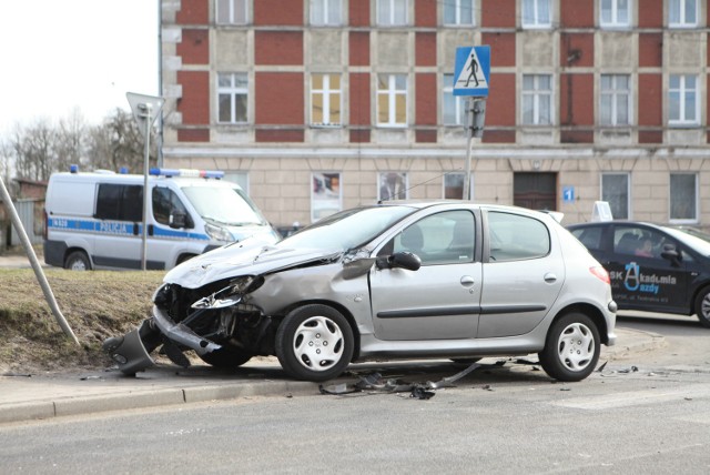 Do zdarzenia doszło około godziny 12:30. Peugeot zderzył się z samochodem dostawczym.