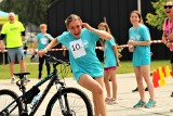 III Triathlon Kids nad jeziorem w Tarnobrzegu. Młodzi sportowcy rywalizowali w pływaniu, jeździe rowerem i biegu. Zobacz zdjęcia i wideo