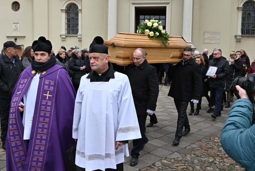 Wiele osób uczestniczyło w pogrzebie Józefa Sobury,...