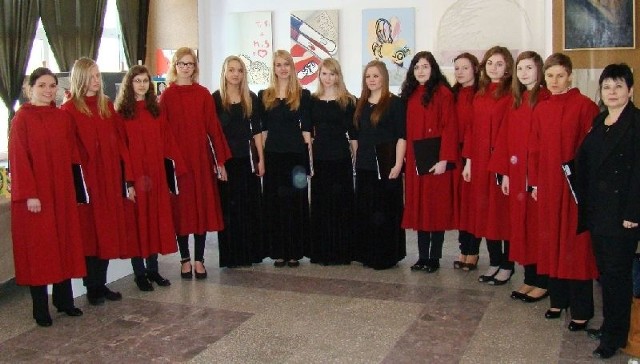 Chór &#8222;Portamento&#8221; i zespół &#8222;Cantabile&#8221; z dyrygent Bożeną Magdaleną Mrózek podczas eliminacji w Stąporkowie.