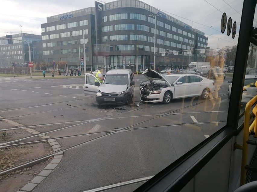 Wypadek na Legnickiej. Samochody zablokowały torowisko