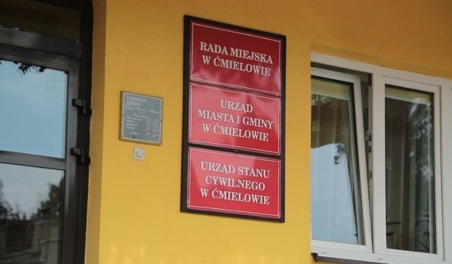 27 maja 1990 odbyły się pierwsze wybory do samorządu terytorialnego w Polsce, po 40 latach przerwy. W Ćmielowie wybieraliśmy Radę Miejską, która następnie wybierała burmistrza. Pierwszy objął urząd na początku czerwca 1990 roku.