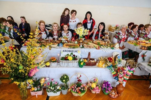 Po powitaniu przez burmistrza Klimontowa  rozpoczną się prezentacje kół  gospodyń wiejskich, prezentujących zwyczaje, obyczaje i tradycje wielkanocne.   Na stoiskach będą kulinaria i świąteczne rękodzieło.