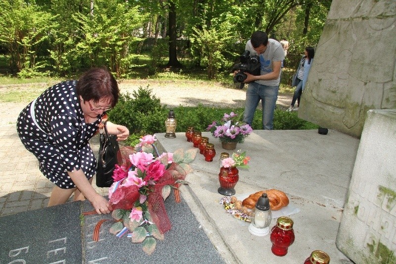 Obchody Dnia Zwycięstwa na cmentarzu w Kielcach