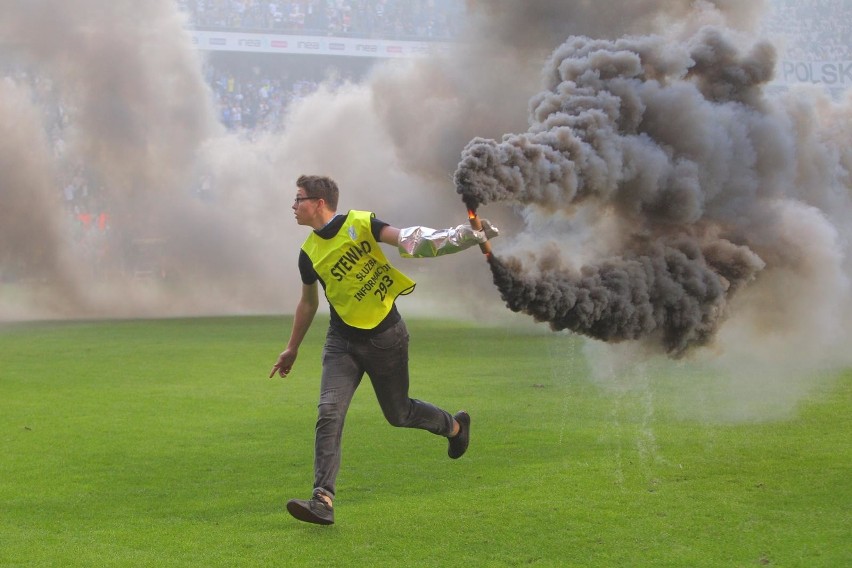 Lech - Legia ZADYMA NA MECZU. Dantejskie sceny. Pseudokibice...