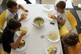 Zamknięte z powodu koronawirusa szkoły to także brak posiłku dla wielu uczniów. MOPR w Poznaniu wypłaci rodzinom zasiłki na wyżywienie