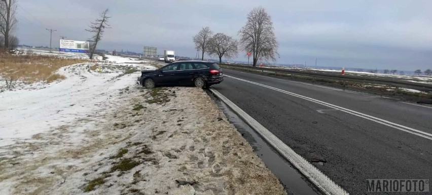 Zimnice Małe. Wypadek na DK45 koło taśmociągu. Osobowy