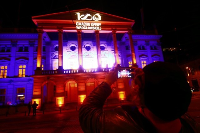 Dziś Opera Wrocławska obchodzi 180 urodziny. Z tej okazji gmach przy ul. Świdnickiej rozświetliła wyjątkowa iluminacja. Zobacz zdjęcia.