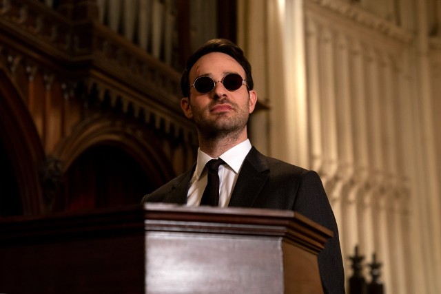 DaredevilMatt Murdock (Charlie Cox) jako mały chłopiec stracił wzrok, ale został obdarzony niezwykle wyczulonymi zmysłami. Teraz walczy z niesprawiedliwością: w dzień jako prawnik, a nocą — jako superbohater „Daredevil” w nowojorskiej dzielnicy Hell's Kitchen.fot. materiały prasowe Netflix