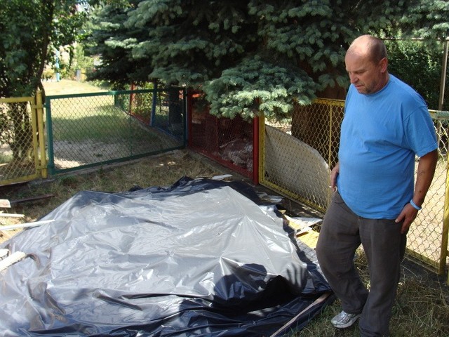 Grzegorz Augustynowicz, kierownik budowy był zaskoczony widząc stertę azbestu, zalegającą na przedszkolnym podwórku