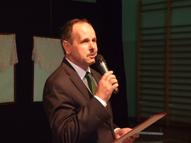 Dyrektor Janusz Bielec (na zdjęciu) w 2013 roku nie przyjął do pracy osoby, którą wskazywał wójt Chełmca Bernard Stawiarski. Po tym wójt drastycznie obniżył mu dodatek funkcyjny i motywacyjny