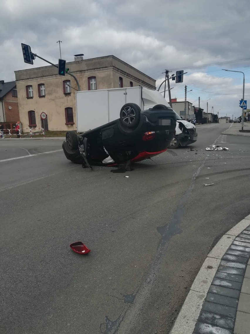 Wypadek w Lyskach. Samochód dachował na ulicy Rybnickiej