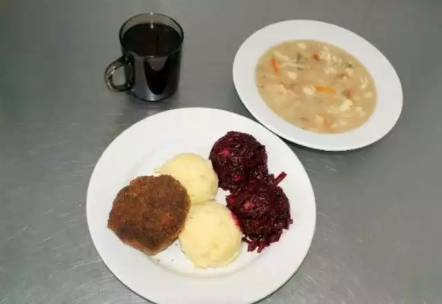 Okazuje się, że osadzeni w polskich więzieniach, nie mają najgorzej, jeżeli chodzi o posiłki. Zobacz zdjęcia w naszej galerii.