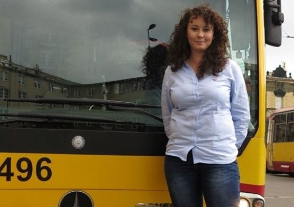 Ogromną odwagą wykazała się kierująca autobusem linii "83", Paulina Cieślak, która na Teofilowie zatrzymała pijanego kierowcę. Wykorzystując czerwone światło kobieta wyskoczyła z pojazdu, podbiegła do stojącego za nią volvo i wyrwała kierowcy kluczyki. 28-letni mieszaniec Kutna jeździł po Łodzi będąc kompletnie pijanym - wydmuchał 1,6 promila! Czytaj na kolejnym slajdzie 