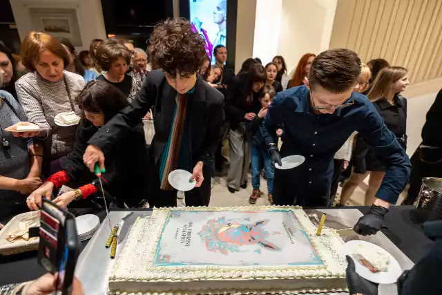 Pysznego urodzinowego tortu wystarczyło dla wszystkich gości, którzy tłumnie odwiedzili tego wieczoru Gdański Teatr Szekspirowski