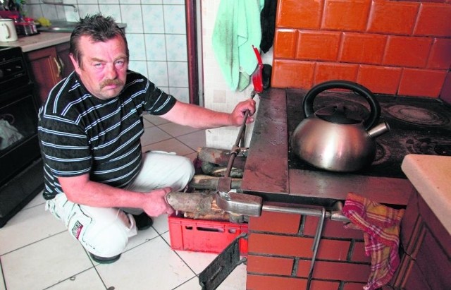 Pan Roman nie ma wygód w domu. Gotuje na starej kaflowej kuchni i oszczędza każdy grosz, żeby wystarczyło mu pieniędzy na życie. Urzędnicy potwierdzili, że przez chorobę jest niezdolny do pracy.