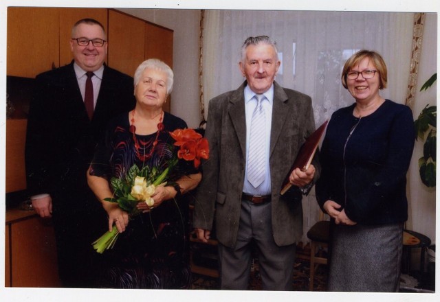 Czesława i Bernard Przybylscy (w środku) w towarzystwie burmistrza Wiesława Kończala i Elżbiety Szymborskiej, kierownika USC.