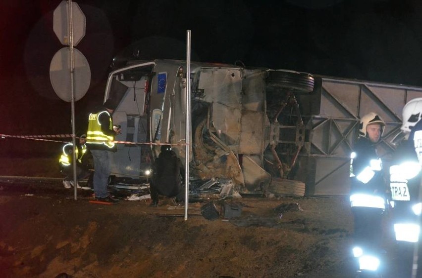 Wypadek autokaru na S3. Wycieczka wracała z jarmarku we Wrocławiu. Autobus przewrócił się na bok. Jedna osoba nie żyje, 24 zostały ranne