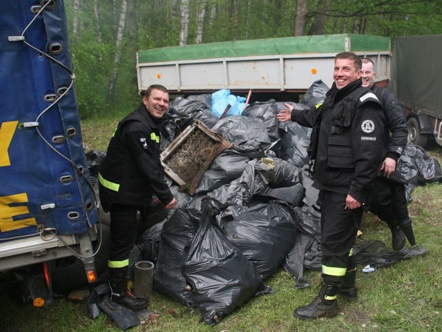 Za sprzątanie zabrali się również niezawodni strażacy &#8211; tu członkowie OSP Tryton. 