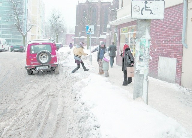 W miejscu do parkowania dla niepełnosprawnych na Starym Rynku nawet sprawni mają problemy, by pokonać hałdę śniegu. 