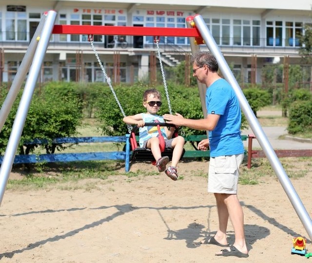 Na placu zabaw przy ul. Władysława IV pojawiły się nowe atrakcje dla dzieci. 