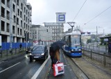Na tym przystanku pasażerowie muszą uważać między tramwajem a samochodami