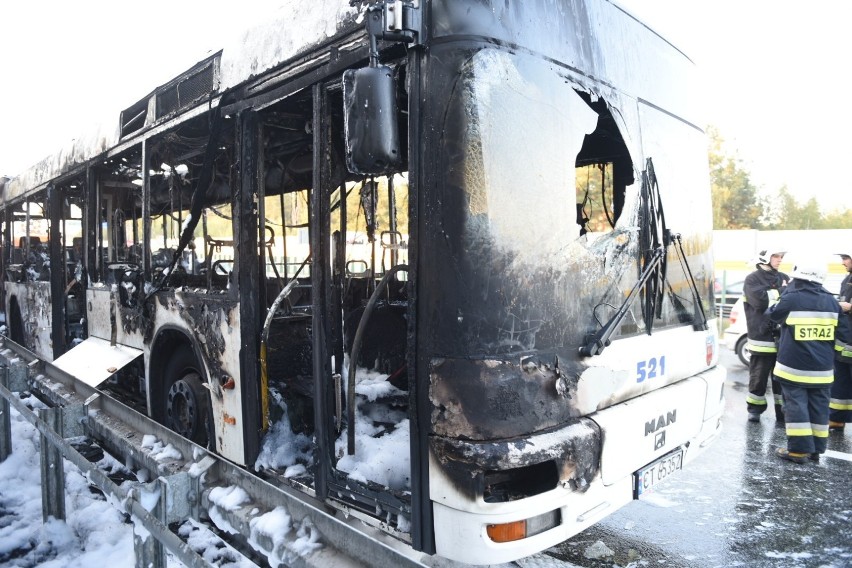 Pożar autobusu MZK Toruń. Droga w Lubiczu zablokowana!