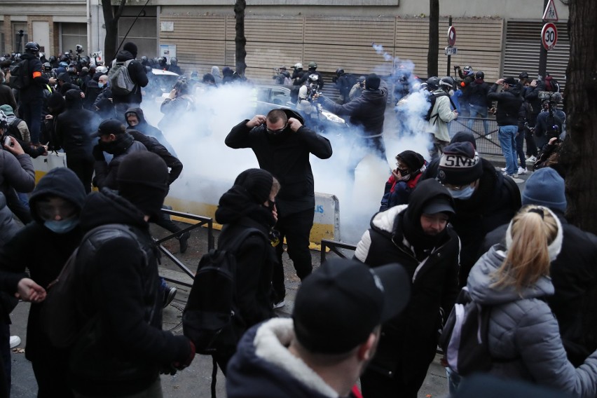 Paryż: Bomby dymne, ogień i bitwa z policją. Protest...